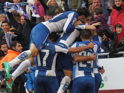 Els jugadors de l'Espanyol celebren el gol de Stuani.