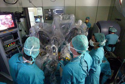 Intervención con el robot quirúrgico Da Vinci en el Hospital Regional de Málaga.