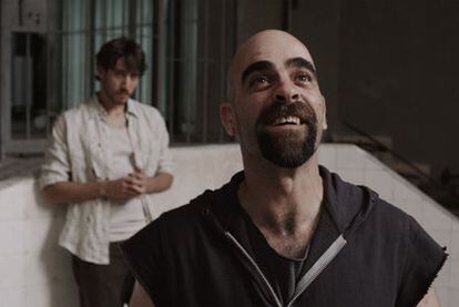Luis Tosar en el papel del peligroso preso Malamadre y Albert Ammann como el carcelero novato, en una escena de <i>Celda 211</i>.