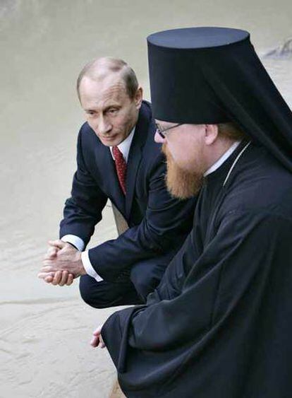 Putin conversa con el archimandrita Tijon en 2007.