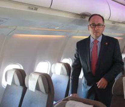 Luis Gallego, presidente de Iberia, a bordo de uno de los nuevos Airbus A320 de la aerol&iacute;nea.
