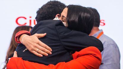 El candidato de Ciudadanos a la Presidencia de la Comunidad de Madrid, Edmundo Bal, abraza a la presidenta del partido, Inés Arrimadas, tras quedarse fuera del parlamento regional.