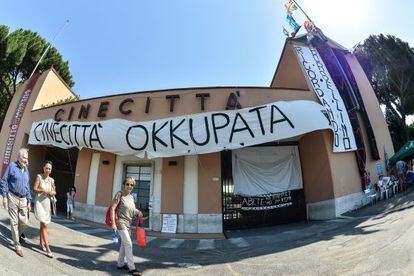 &ldquo;Cinecitt&agrave; ocupada&rdquo;, reza la pancarta que cubre la entrada de los estudios romanos.