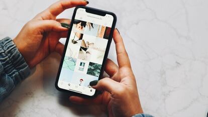 Una persona revisa imágenes subidas a su perfil de Instagram.