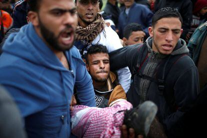 Unas 17.000 personas se acercaron a la divisoria en cinco puntos de la Franja, ante lo que el Ejército israelí respondió con gases lacrimógenos y munición real contra los que se aproximaron a la verja más de lo permitido. En la imagen, un joven palestino es evacuado durante los enfrentamientos a lo largo de la frontera de Gaza con Israel, el 30 de marzo.