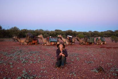 Sophie Matterson, en compañía de sus cinco camellos, 'Jude', 'Delilah', 'Charlie', 'Clayton' y 'Mac'.