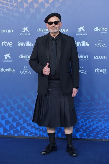El director Alfonso Albacete, de negro y con una falda tableada, una tendencia que se consolida en el vestuario masculino de los premios cinematográficos.
