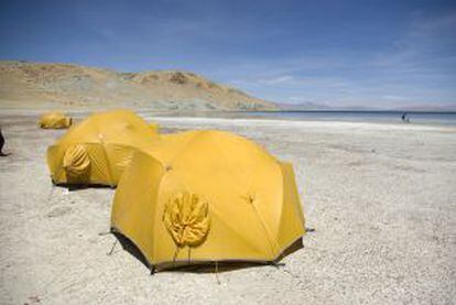 Tiendas de campaña a orillas del lago sagrado de Manasarovar, en el Tíbet.