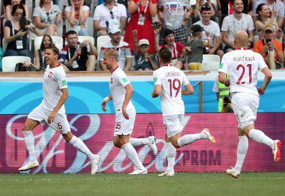 Jan Bednarek celebra el gol del triunfo polaco ante Japón.
