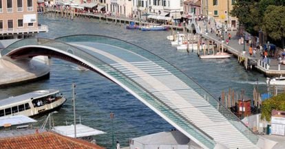 Vista del puente de la Constitución diseñado por Santiago Calatrava en Venecia.