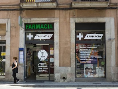 El número 62 del carrer Taulat, avui una farmàcia, on va viure Agustí Carreras.