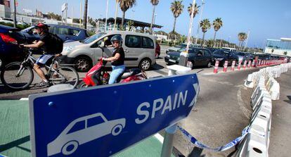 Colas de coches esperan para poder salir de Gibraltar en 2014.