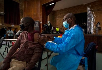 Un hombre recibe la vacuna Pfizer, en Katlehong, al este de Johannesburgo, Sudáfrica, el pasado 1 de octubre.