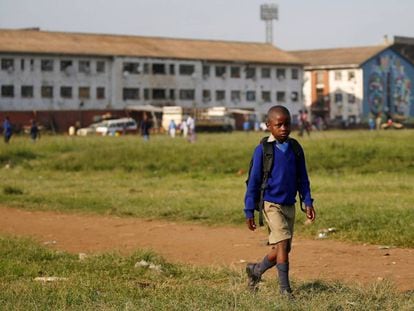 Un ni&ntilde;o va al colegio en el primer d&iacute;a de clase tras las vacaciones en Harare, Zimbabue.