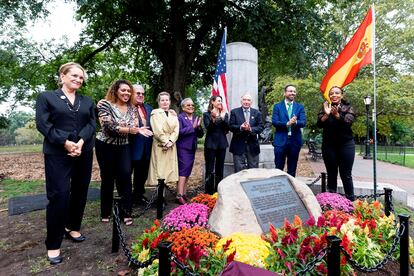 Placa en honor de los españoles muertos en los barcos de Nueva York durante la guerra de la Independencia