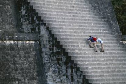 Dos visitantes en el yacimiento maya de Tikal, en Guatemala.