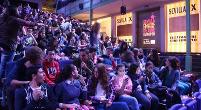 Estudiantes de Sevilla, en una proyección del Festival de Cine Europeo.