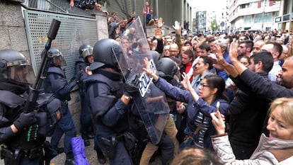 La policía impide el acceso de decenas de ciudadanos a un centro de votación el 1 de octubre de 2017.