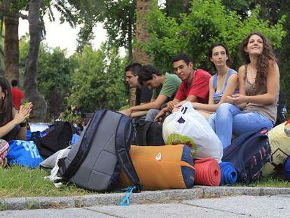 Alumnos preparados para pasar la noche en el rectorado de la US.