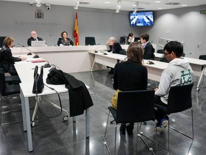 Juicio por desórdenes públicos a Aditya Verma (derecha) en la Audiencia Nacional en Madrid este lunes.