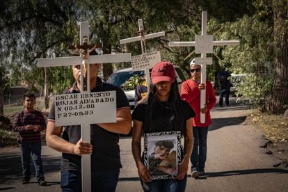 Familiares de Oscar Ernesto Rojas Alvarado en procesión durante su funeral.