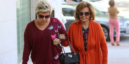 Terelu Campos con su madre María Teresa Campos el pasado 22 de octubre en Madrid.