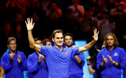 Federer, aun con lágrimas en los ojos, agradece el reconocimiento del público y de sus compañeros, en segundo plano.