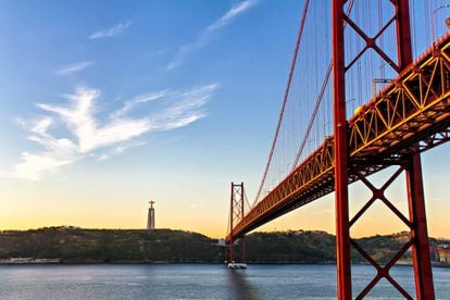 El puente 25 de Abril de Lisboa y, al otro lado del río Tajo, el santuario nacional de Cristo Rey.