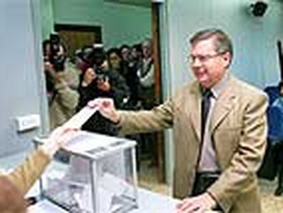 Francisco Tomás, el nuevo rector de la Universidad de Valencia, en el momento de votar. PLANO MEDIO - ESCENA