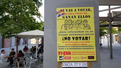Un cartell anima a no votar en el referèndum de l'1 d'octubre.