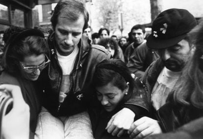 Pepe Espaliú durante la 'performance' 'Carrying', en la que fue acarreado en brazos por diversas parejas de amigos y conocidos en San Sebastián en 1992.