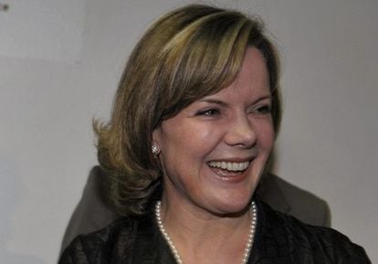 La senadora Gleisi Hoffman, del Partido de los Trabajadores (PT), sonríe durante una rueda de prensa.