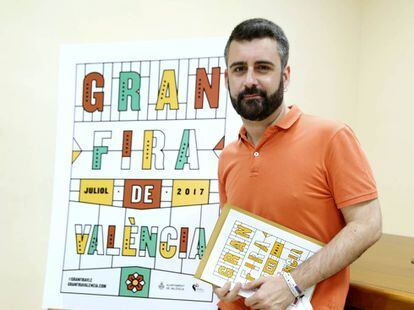 El concejal de Cultura Festiva de Valencia, Pere Fuset, ante el cartel de la Gran Fira de Val&egrave;ncia. 