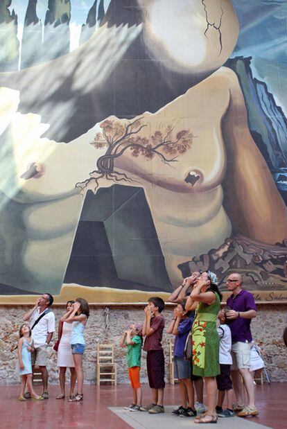 Visitantes del Museo Dalí de Figueres (Girona) observan con asombro las obras del pintor surrealista.