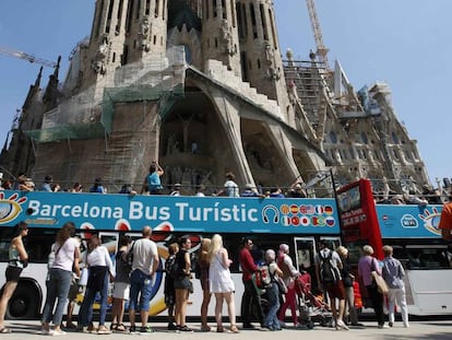 Turistas a los pies de la Sagrada Familia.