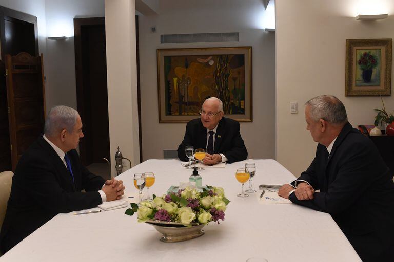 El presidente de Israel, Reuven Rivlin, en el centro, con Netanyahu (izquierda) y Gantz, el pasado 15 de marzo.