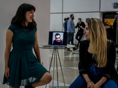 Aura García-Junco, Tamara Tenenbaum y el escritor peruano Jaime Rodríguez durante una conversación el 2 de diciembre en la FIL.