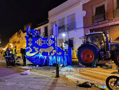 Lugar donde ha fallecido una mujer y ocho personas han resultado heridas este jueves por un tractor, poco después del suceso.