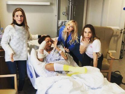 De izquierda a derecha: Geri Halliwell, Melanie Brown, Emma Burton y Melanie Chisholm, en el hospital el pasado lunes. 