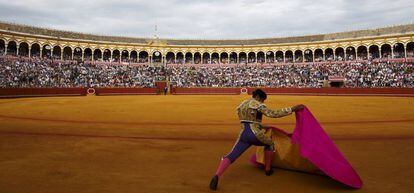 Francisco Rivera Ord&oacute;&ntilde;ez calienta en la Maestranza (2015).