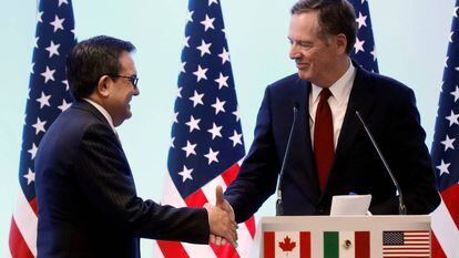El secretario de Econom&iacute;a mexicano saluda este lunes a su hom&oacute;logo estadounidense en la negociaci&oacute;n, Robert Lighthizer.