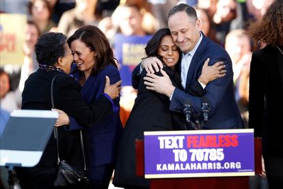 Kamala Harris abraza a una mujer mientras su marido, Douglas Emhoff, abraza a su hermana, Maya Harris, el día que Harris anunció su candidatura a la presidencia de EE UU.