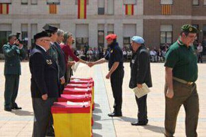 La delegada del Gobierno en Cataluña, Llanos de Luna, da la mano a uno de los doce excombatientes durante el tributo miembros de la Divisón Azul, en Sant Andreu de la Barca. (Imagen extraída de un perfil de facebook).