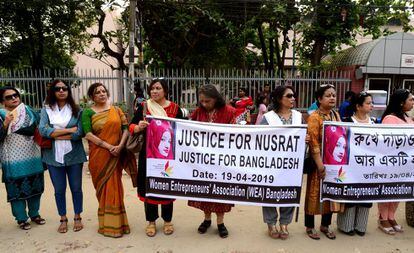 Protesta en Bangladesh por la muerte de la estudiante Nusrat Jahan Rafi in Dacca en abril.