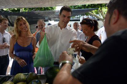 El nuevo lider del PSOE, Pedro Sanchez, con su familia en Moj&aacute;car. 