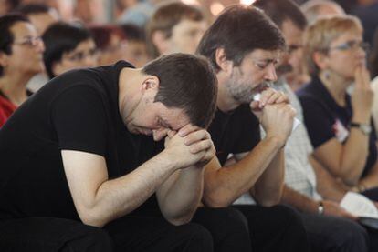 Arnaldo Otegui, a la izquierda y Rafael Díaz Usabiaga, a la derecha, líderes de la ilegalizada Batasuna y del sindicato LAB, durante un acto en Durango, el 3 de junio de 2006.