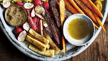 Exuberancia vegetariana. recetas de la chef británico-iraní Sabrina Ghayour. En la imagen, Fuente de crudités especiadas
con hummus de cúrcuma y cominos