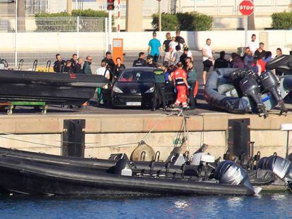 La lancha neumática semirrígida que ha arrollado a una barca en la que navegaban un padre y su hijo, que falleció tras el impacto, en Algeciras.