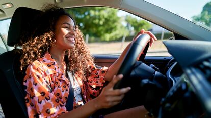 Permiten un agarre cómodo y firme del volante y ayudan a reducir la fatiga durante la conducción. GETTY IMAGES.