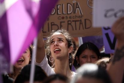 Un grupo de estudiantes corea consignas durante la manifestación feminista en la Gran Vía de Madrid, en la mañana de este viernes.